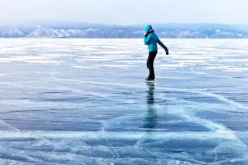 En nybörjare på långfärdsskridskor är ute på isen