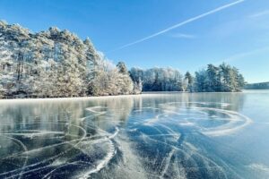 Fryst sjö i södra Sverige med skridskospår.