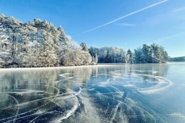 Fryst sjö i södra Sverige med skridskospår.